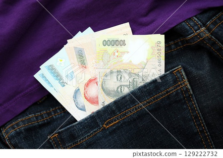 Vietnamese dong money bills in denims pocket. The concept of fashion and wealth 129222732