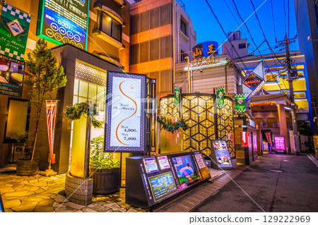 東京都市風景在日本旅館街道等看法在Uguisudani駐地前面 129222969