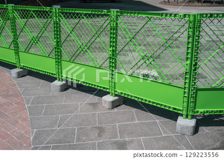 公園廣場安裝的塑膠圍欄 129223556