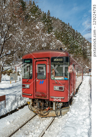 Snow-covered Kitano Station and Nagara 300 series diesel railcar 129224793