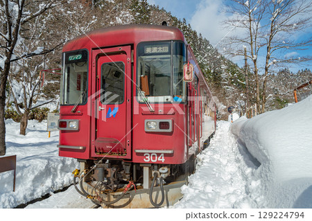Snow-covered Kitano Station and Nagara 300 series diesel railcar 129224794