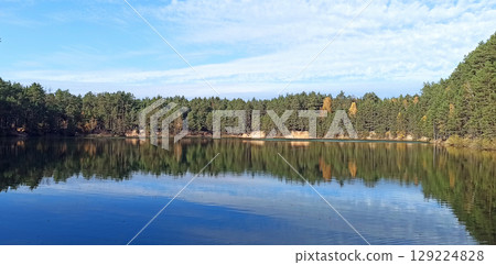 Forest lake with emerald water. Beautiful water panorama 129224828