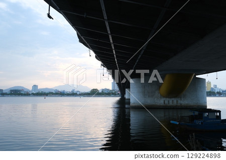 Dragon Bridge in Danang, Vietnam Dragon bridge is one of the most beautiful bridge in the world. 129224898