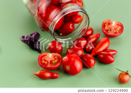Appetizing marinated tomatoes for the winter menu in clean jars 129224990