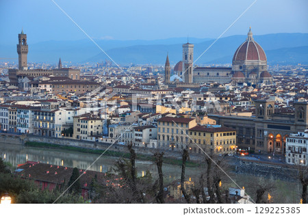 從義大利佛羅倫斯的米開朗基羅廣場俯瞰阿諾河右岸 129225385