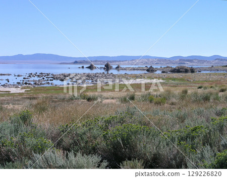 Mono Lake, Sierra Nevada Mountains, California, USA 129226820