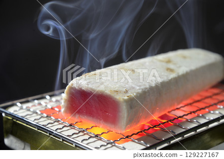 在煙燻炭烤架上烤長鰭鮪魚 129227167