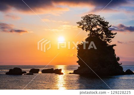 富山灣雨晴海岸的日出，夏季風景 129228225