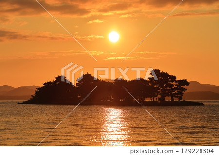 【島根縣】與がそば島和宍道湖的夕陽 【島根縣】與がそば島和宍道湖的夕陽 129228304