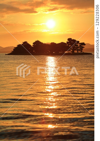 [Shimane Prefecture] Yomegashima Island and the sunset on Lake Shinji 129228306