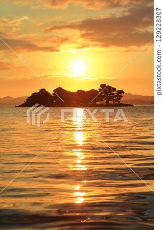 【島根縣】與がそば島和宍道湖的夕陽 【島根縣】與がそば島和宍道湖的夕陽 129228307