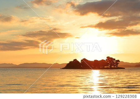 [Shimane Prefecture] Yomegashima Island and the sunset on Lake Shinji 129228308