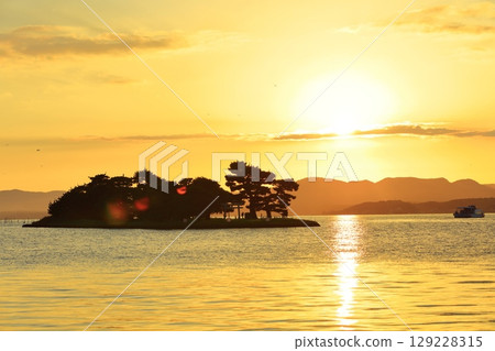 【島根縣】與がそば島和宍道湖的夕陽 【島根縣】與がそば島和宍道湖的夕陽 129228315