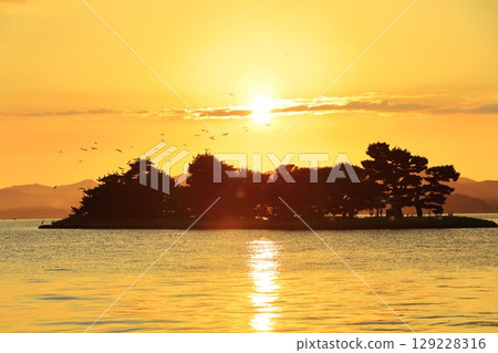 【島根縣】與がそば島和宍道湖的夕陽 【島根縣】與がそば島和宍道湖的夕陽 129228316