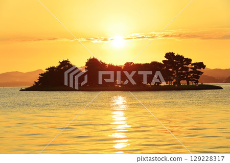 [Shimane Prefecture] Yomegashima Island and the sunset on Lake Shinji 129228317