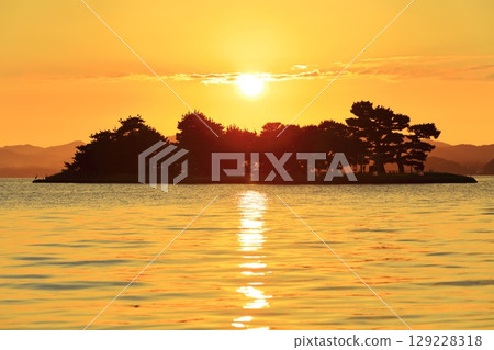 [Shimane Prefecture] Yomegashima Island and the sunset on Lake Shinji 129228318