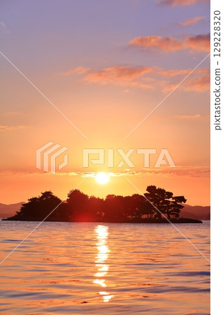 [Shimane Prefecture] Yomegashima Island and the sunset on Lake Shinji 129228320