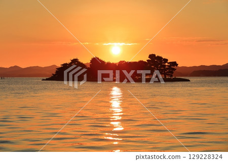 [Shimane Prefecture] Yomegashima Island and the sunset on Lake Shinji 129228324