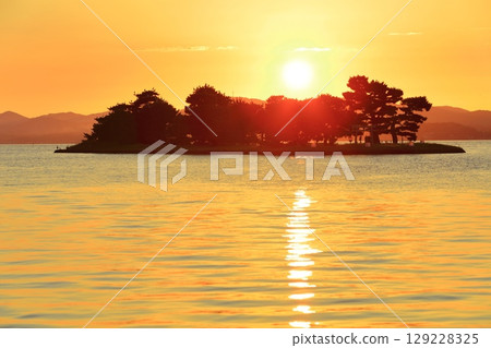 [Shimane Prefecture] Yomegashima Island and the sunset on Lake Shinji 129228325