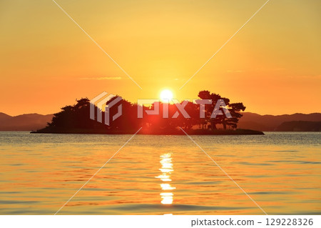 [Shimane Prefecture] Yomegashima Island and the sunset on Lake Shinji 129228326