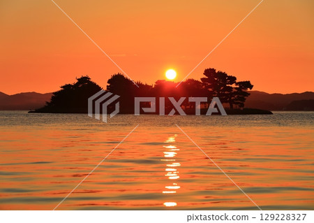 [Shimane Prefecture] Yomegashima Island and the sunset on Lake Shinji 129228327