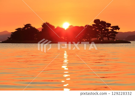 [Shimane Prefecture] Yomegashima Island and the sunset on Lake Shinji 129228332