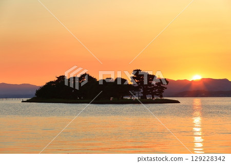 [Shimane Prefecture] Yomegashima Island and the sunset on Lake Shinji 129228342