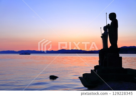 [Shimane Prefecture] Lake Shinji and Sodeshi Jizo at sunset 129228345