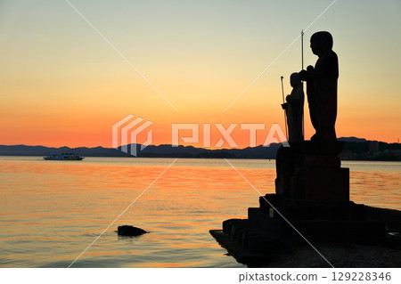 [Shimane Prefecture] Lake Shinji and Sodeshi Jizo at sunset 129228346