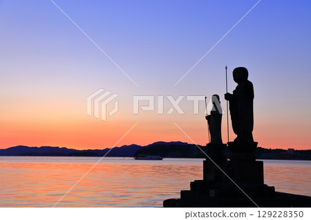 [Shimane Prefecture] Lake Shinji and Sodeshi Jizo at sunset 129228350