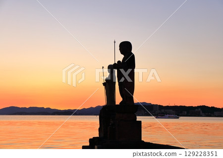 【島根縣】夕陽下的宍道湖與袖手地藏 【島根縣】夕陽下的宍道湖與袖手地藏 129228351
