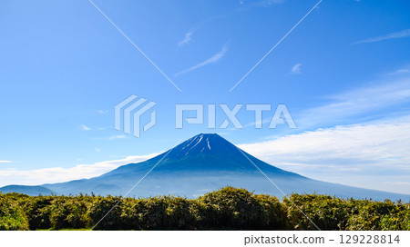 山梨縣夏季的富士山（龍岳景色） 129228814