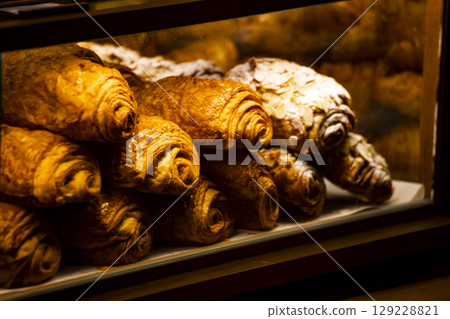 Attracting Noodle Bao: Display of Noodle Bao like Fengfudua Attracting Noodle Bao: Display of Noodle Bao like Fengfudua 129228821