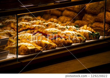 Attracting Noodle Bao: Display of Noodle Bao like Fengfudua 129228822