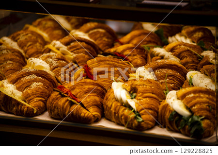 Attracting Noodle Bao: Display of Noodle Bao like Fengfudua 129228825