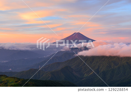 Spectacular view of the morning sky and Mt. Fuji (Red Fuji) from Mt. Karagaharazuri Spectacular view of the morning sky and Mt. Fuji (Red Fuji) from Mt. Karagaharazuri 129228854