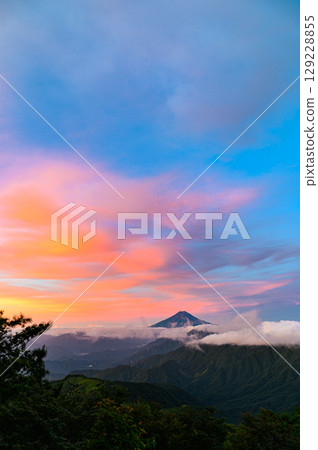 從唐原山欣賞的清晨天空和富士山（紅富士）的壯麗景色 129228855