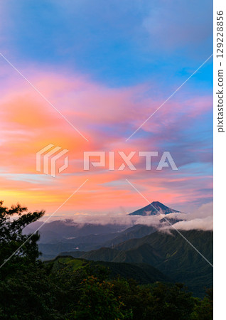 從唐原山欣賞的清晨天空和富士山（紅富士）的壯麗景色 129228856