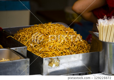台灣美食：家常炒麵，辣味十足 129228872