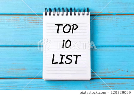 Notepad with top 10 list writing on wooden table 129229099