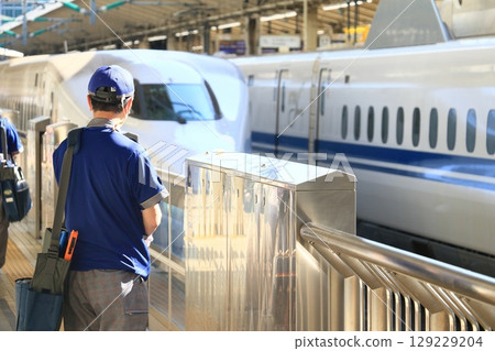 Cleaning workers waiting for the arrival of the Shinkansen 129229204