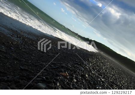 Image of the sea and shoreline shining in the setting sun [Miho no Matsubara, Shizuoka Prefecture] 129229217