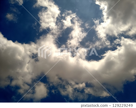 藍天和白色雲彩 129229249
