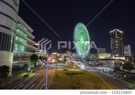 從Oosan橋樑看的Minato Mirai夜視圖 從Oosan橋樑看的Minato Mirai夜視圖 129229805