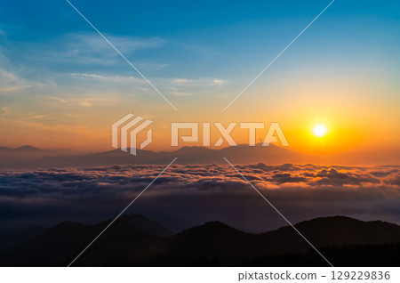 夏日的信州美原：從路邊站欣賞日出和雲海 129229836