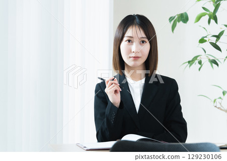 年輕女顧問 129230106