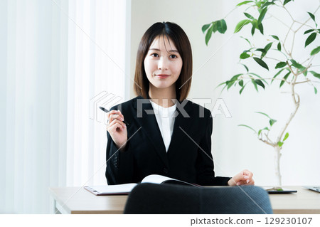 年輕女顧問 129230107