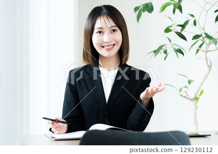 年輕女顧問 129230112
