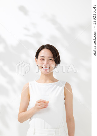 一位女士拿著一杯水的肖像 129230145