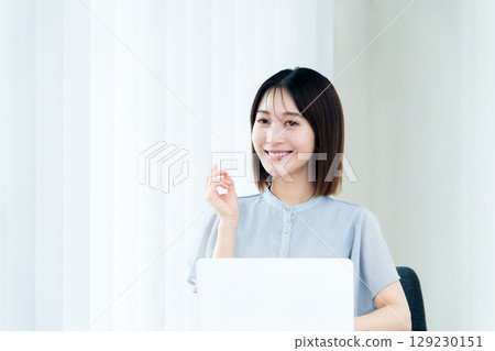 在辦公室工作的婦女 129230151
